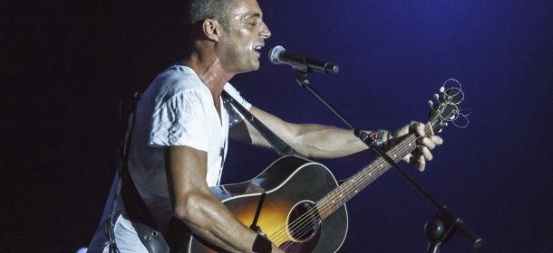 (KIKA) - ROMA - Alex Britti si è esibito in concerto al Foro Italico, a Roma, sua città natale. Il cantante ha presentato i brani contenuti nel nuovo disco Bene Così pubblicato lo scorso 11 giugno, a distanza di quattro anni dal precedente album.Sul palco del Centrale Live il cantautore ha suonato per gli spettatori presenti, tra cui Miss Italia 2012 Giusy Buscemi, le canzoni del suo nuovo disco e quelle più famose e amate del suo repertorio, estratte da ben 7 album di inediti.Riguardo al suo ultimo lavoro in studio Britti ha dichiarato: "Bene così è il mio disco più rock. Mi riferisco al rock degli esordi, quello di Dylan e di Crosby: meno accordi e più sentimento. Dal vivo volevo un set che rispecchiasse questa essenzialità".
