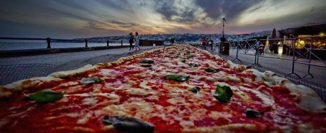 Record raggiunto in serata per la pizza da Guinness di due chilometri realizzata sul lungomare Caracciolo a Napoli, 19 maggio 2016.
ANSA /CIRO FUSCO